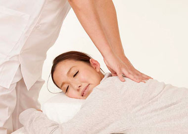 あなたも誰かを癒やしてあげませんか？未経験でも研修制度があるので大丈夫![衣山店 リラクゼーションスタッフ(パート)]イメージ03