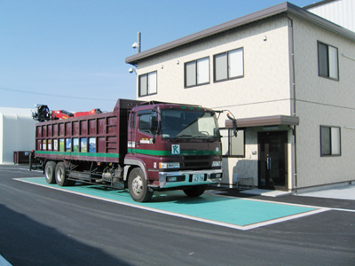 トラック運転手兼工場内作業 正社員募集　●環境やリサイクルに興味のある方　●元気でまじめで明るい方 ●愛媛県最大の処理能力を誇る環境対応型の工場イメージ02
