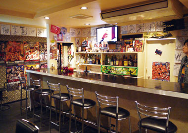 あの有名レスラーも飲みに来る!? ★応募資格ナシ!★オシャレもシフトも自由!!週1日~、土・日だけ、など働き方はあなた次第!! 男女Barスタッフ募集イメージ04